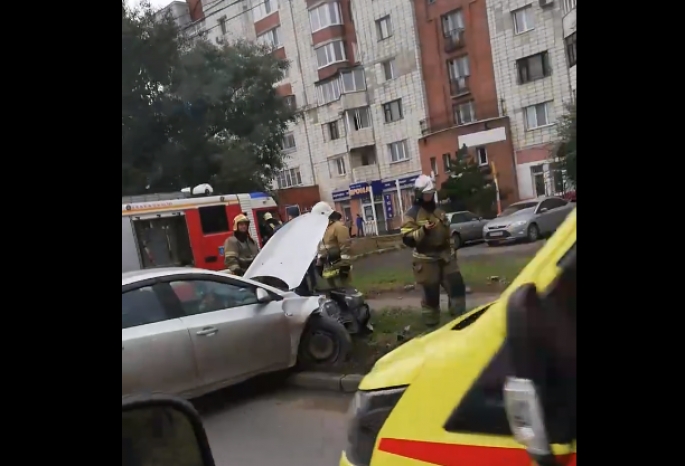 В центре Омска «Шевроле» попала в ДТП