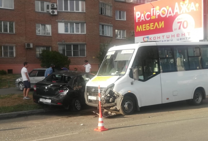 В Омске водитель «ВАЗа» устроил массовое ДТП с грузовиком, легковушкой и «газелью»