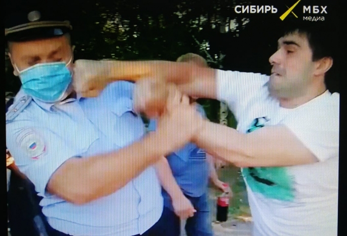 Омичу, ударившему полицейского во время митинга в поддержку Хабаровска, грозит до пяти лет колонии