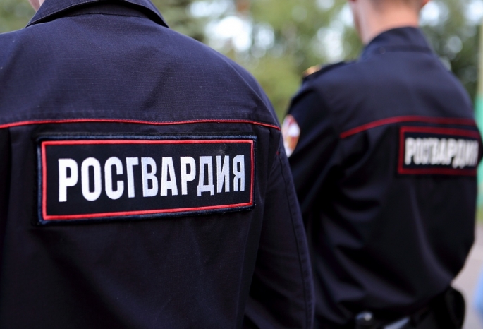 В Омске подросток напал на сотрудника школы за отказ немедленно выдать ему документы