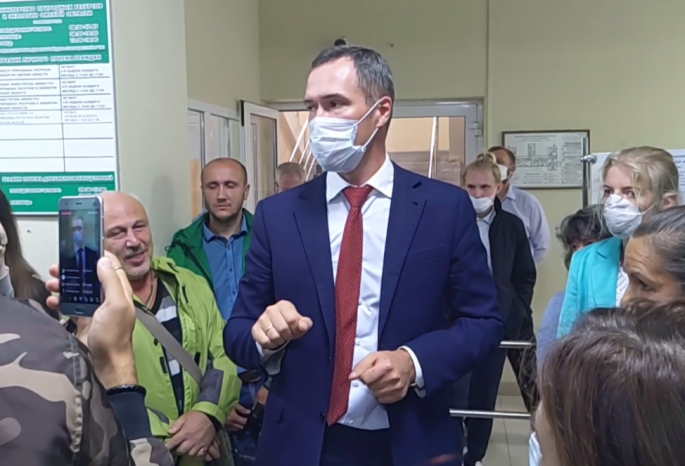 В Омске начались слушания по дендропарку, общественники жалуются, что их туда не пускают