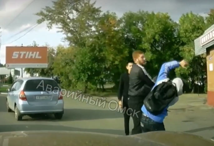 Омич устроил грубые разборки с парнем, которого едва не сбил на пешеходнике (Видео)