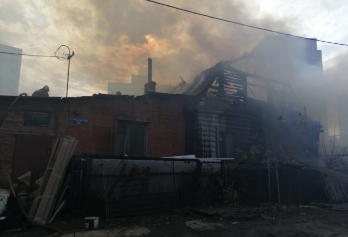 В Омске произошел крупный пожар в частном доме — запах гари окутал часть Левого берега