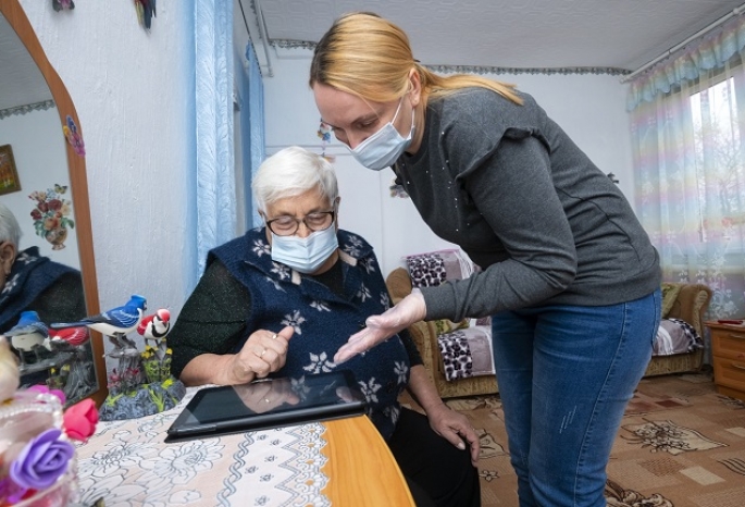 Омских пенсионеров научат пользоваться интернетом