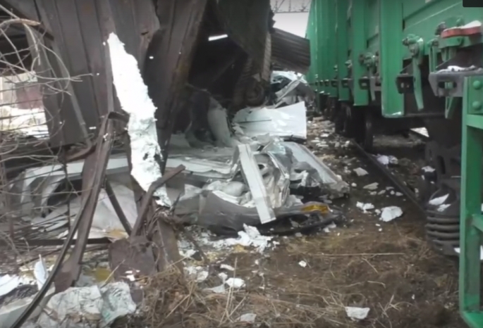 В страшной аварии грузовика с тепловозом погиб сотрудник омской колонии — соцсети (Видео)