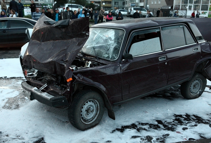 Два пьяных школьника гоняли по улицам Омска на «ВАЗах» – один из них устроил тройное ДТП