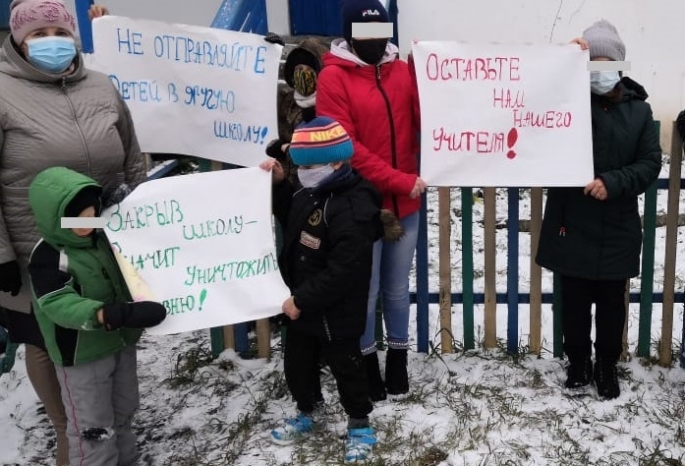 Омскую учительницу после пикета против закрытия школы уволили и оштрафовали на 5 тысяч