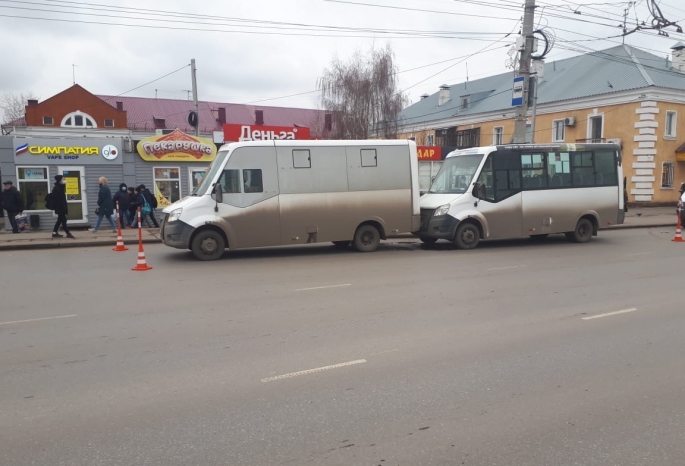 В Омске две маршрутки, полные пассажиров, столкнулись прямо на остановке