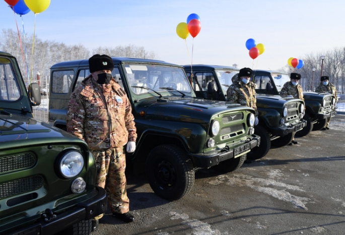 Омские охотинспекторы получили новые внедорожники от правительства