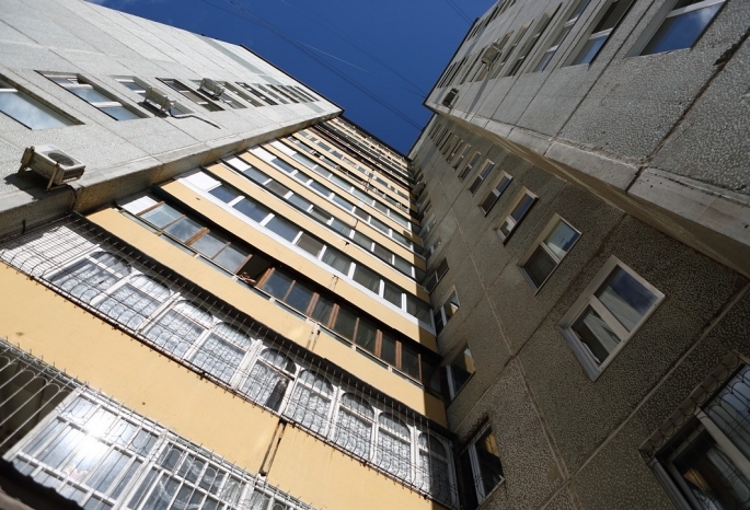 В Омске мужчина погиб, упав с одиннадцатого этажа