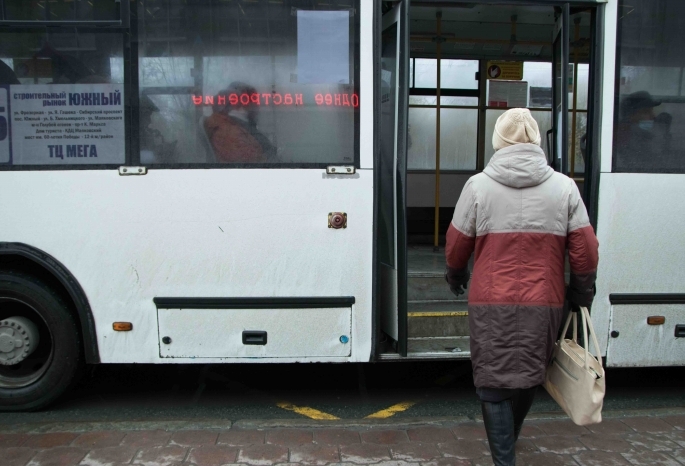 Омские власти объяснили, когда детям можно ездить в общественном транспорте без масок