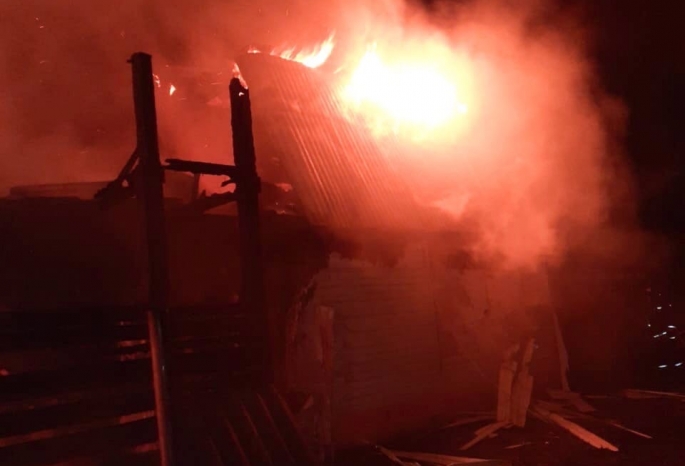 Из-за штормового ветра дом в Омской области сгорел как спичка