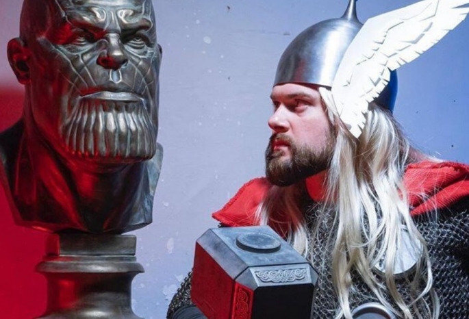 Скульптор из Омска изготовил 30-киллограммовую копию суперзлодея Таноса из легендарных «Мстителей»