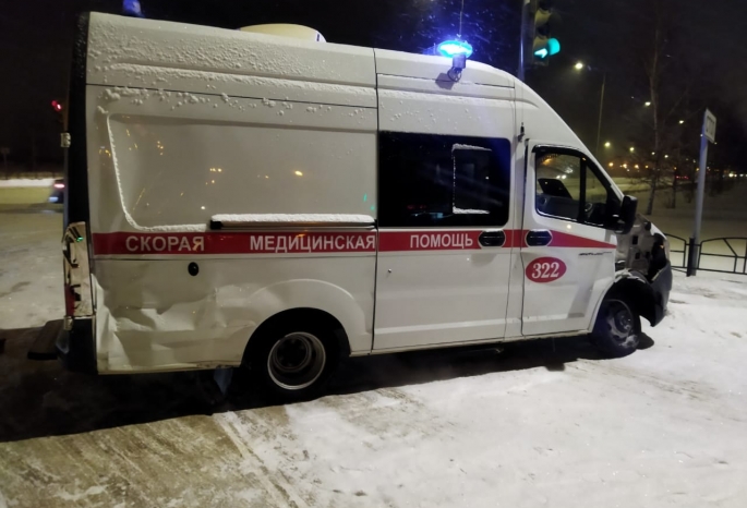 В Омске машина скорой помощи столкнулась с «Ленд Крузером» — есть пострадавшие