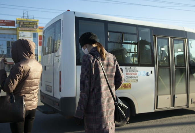 394 маршрутка омск. 399 Маршрутка Омск. Омские маршрутки очередь. Маршрутка 470 Омск остановки. До работы добираться на автобусах.