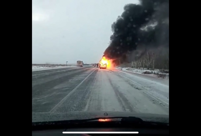 На трассе Павлодар-Омск  полыхала маршрутка