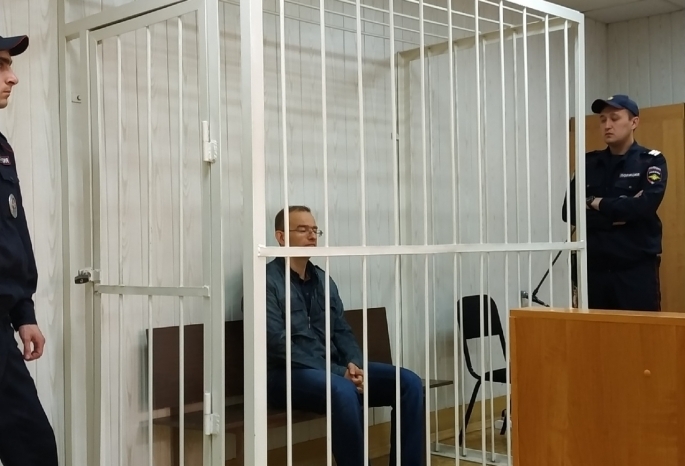 Экс-сотрудника омской полиции отправили в колонию за то, что он сливал адвокату данные о смертельных ДТП