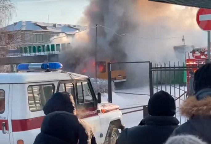 На автовокзале в омском Большеречье загорелся пассажирский автобус — возникла вероятность взрыва