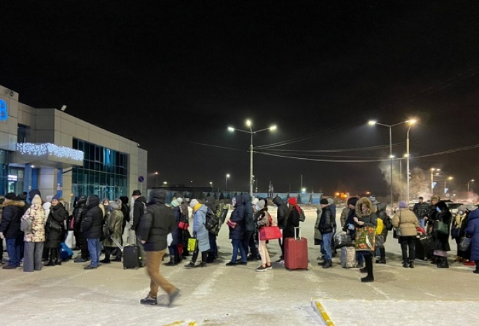Омичам пришлось стоять в очереди на холоде, чтобы попасть в здание аэропорта