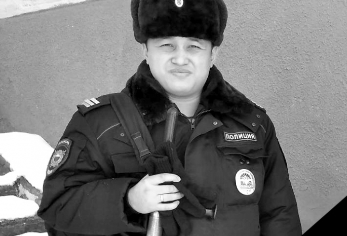 Молодой милиционер. Молодой полицейский. Грустный молодой полицейский. Полицейский Урулбаев Омск.