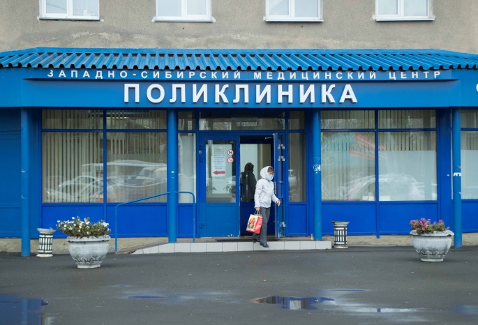 В Омске прямо напротив здания поликлиники скончалась пенсионерка