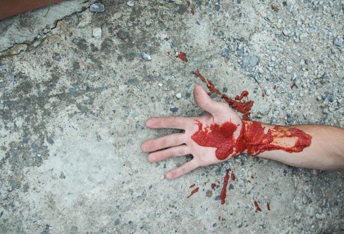 «Неудачное соседство» - пьяный омский дебошир залил кровью подъезд и пытался выломать чужие двери