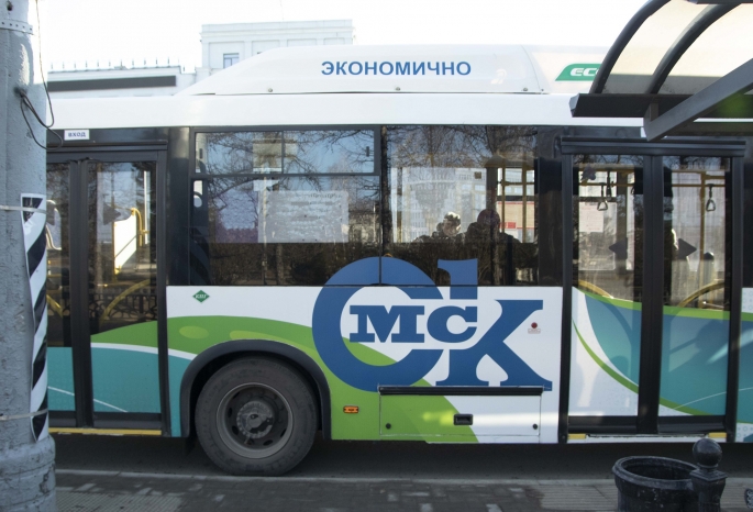 В Омске изменили схему движения автобусного маршрута, соединяющего Левый берег и Нефтяники