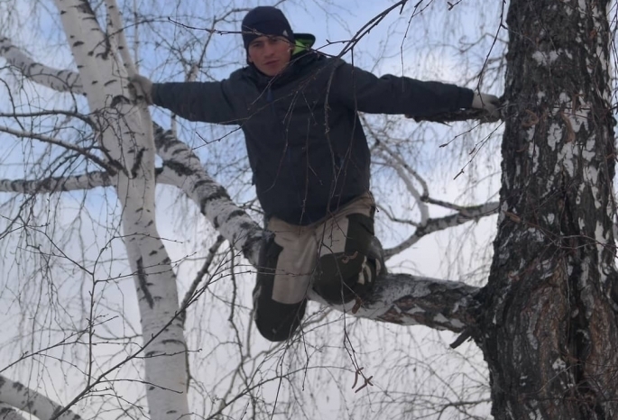 Омский тиктокер Леха сможет слезть с березы — в его деревне установили вышку сотовой связи