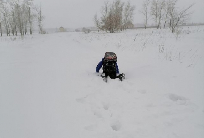 В селе под Омском дорога в школу и садик завалена снегом: прокуратура отреагировала на это
