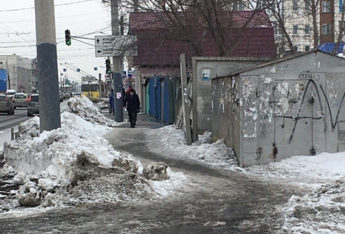 «Одну женщину уже убило, не хочется повторения»: Омичи боятся бетонной плиты, наклонившейся в сторону тротуара