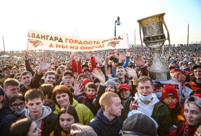 Кубок на омской земле: в аэропорту приземлился самолет с хоккеистами омского «Авангарда» - ВИДЕО