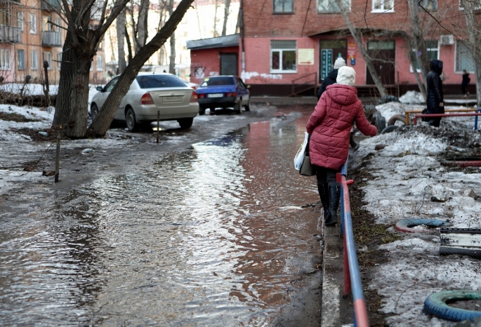 «Еле выбралась»: Омичка по пояс провалилась в яму, которую скрыла гигантская лужа