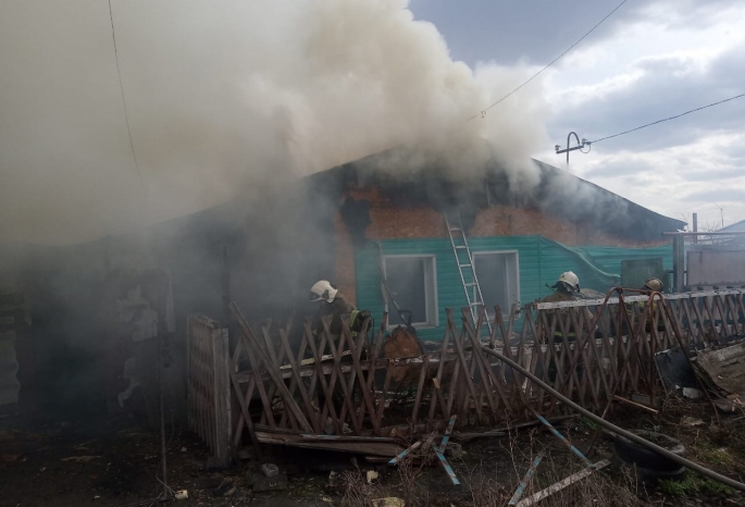 Пожар в Омске сейчас. Пожар на рабочих Омск. Сгорел дом в Омске вчера.