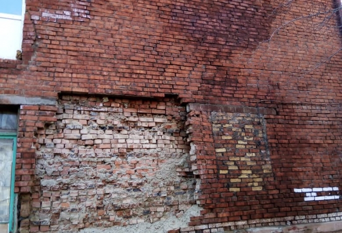 «В коридоре кричали «Эвакуация!» — в Омске ночью обрушилась стена жилого дома