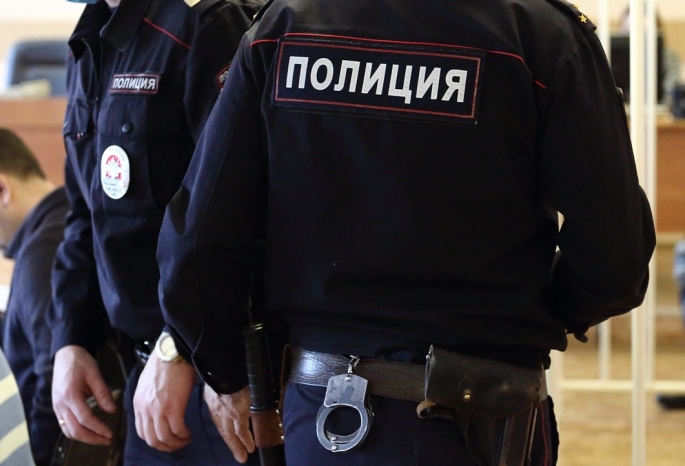 В Омске у кинотеатра «Маяковский» полиция задержала мужчину с маленькой дочкой — он не хотел отдавать ее жене и угрожал топором