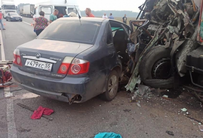 Страшная авария на трассе под Омском: грузовик столкнулся с двумя авто на встречке, есть погибшие