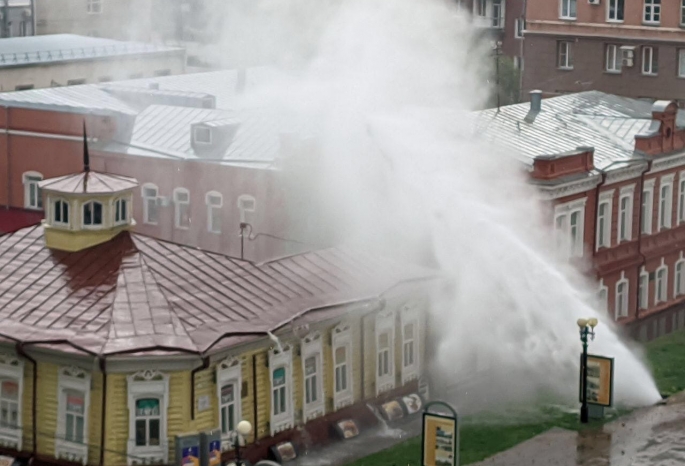 В Омске внезапный фонтан на Тарской перекрыли — устранять порыв будут завтра