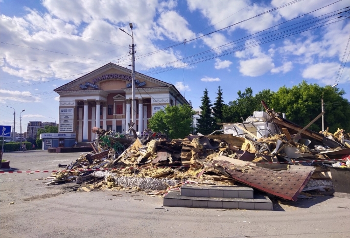 Кафе «Дубравушка» в центре Омска превратили в груду пластика и металла (Фото)