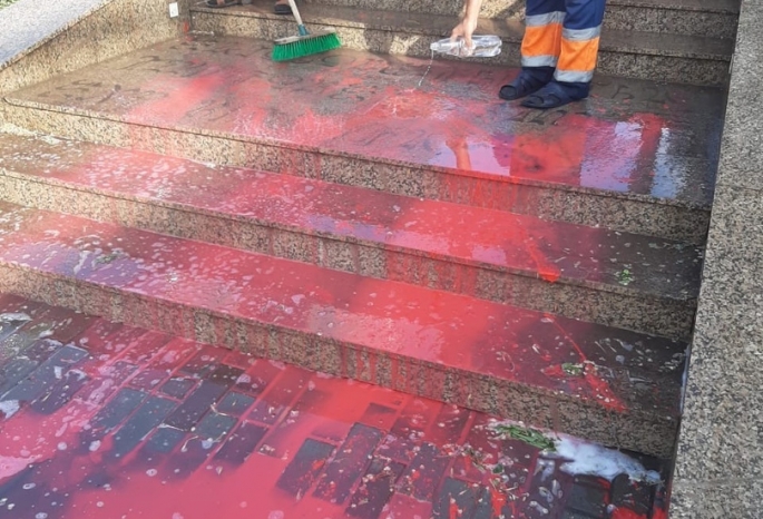 Вандалы изрисовали лестницы к набережной Оми «кровавыми» надписями (Фото)