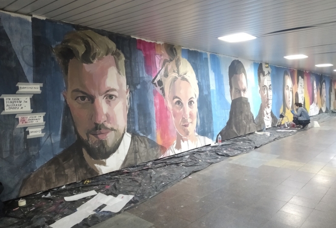 В метропереходе монтируют новую выставку о людях, которые «сделали в Омске круто» (Фото)