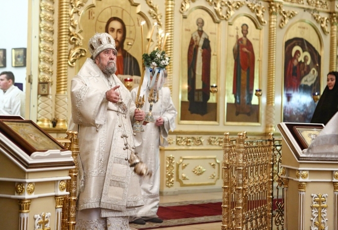 «Он поможет нам избавиться от беды, которую мы переживаем» — митрополит Владимир встретил мощи князя Невского, прибывшие в Омск