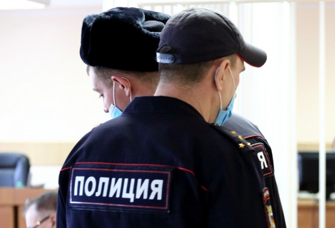 Омского полицейского Жусупова, который вместе с приятелями избил посетителя караоке, пока не уволили со службы