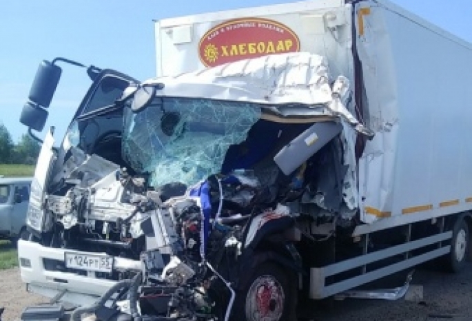 Под Омском водитель на грузовике «Хлебодара» разбился насмерть, врезавшись в стоящий КамАЗ