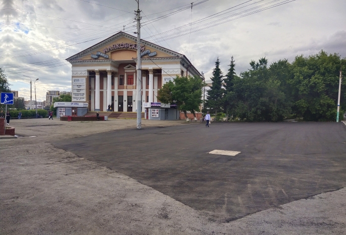 Сровняли с землей: в центре Омска на месте снесенной «Дубравушки» уложили асфальт