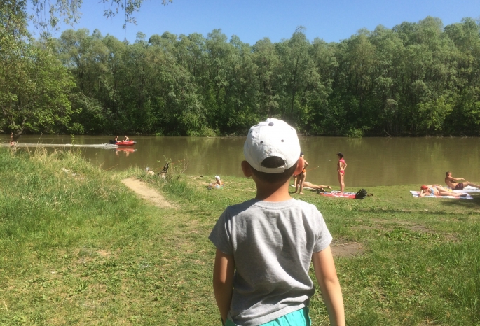 В Омске детям официально запретили находиться у водоемов без родителей