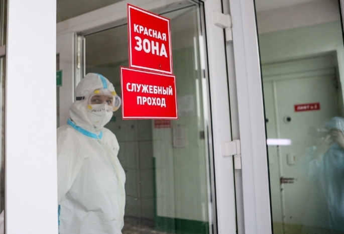 В Омской области немного снижается число заболевших и умерших от коронавируса за сутки