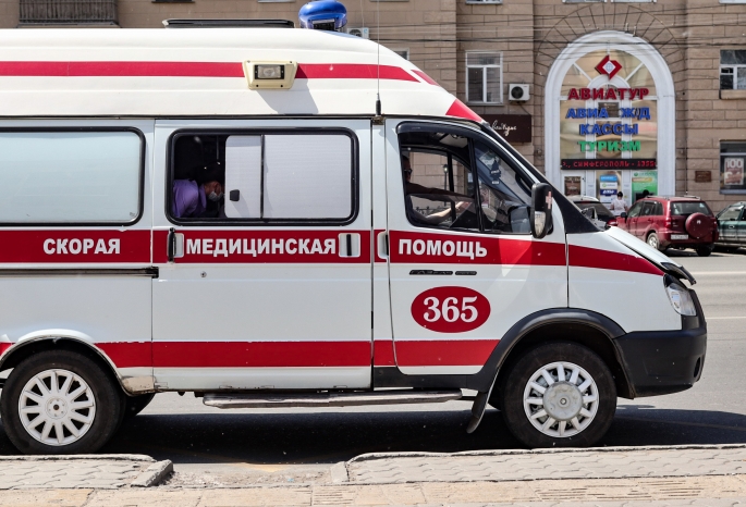 В Омске двух школьниц сбили на пешеходном переходе (Видео)