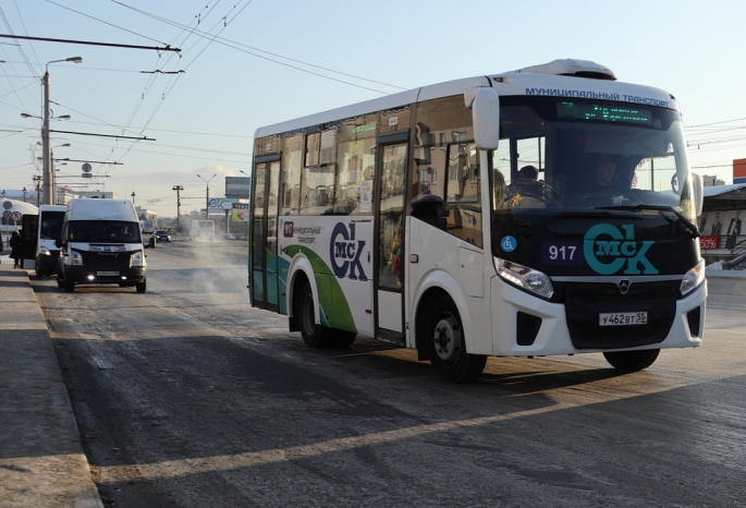 В Омске уволят водителя, по вине которого из автобуса выпала женщина