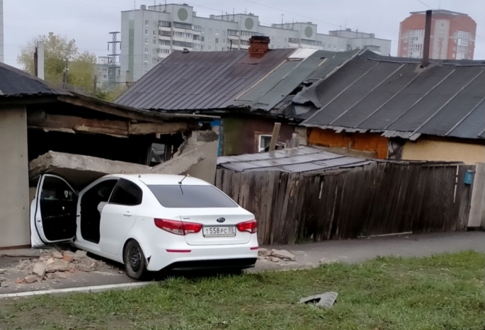 В Омске иномарка снесла стену частного дома