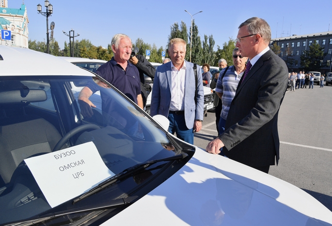 В районные больницы Омской области передали почти сотню автомобилей  